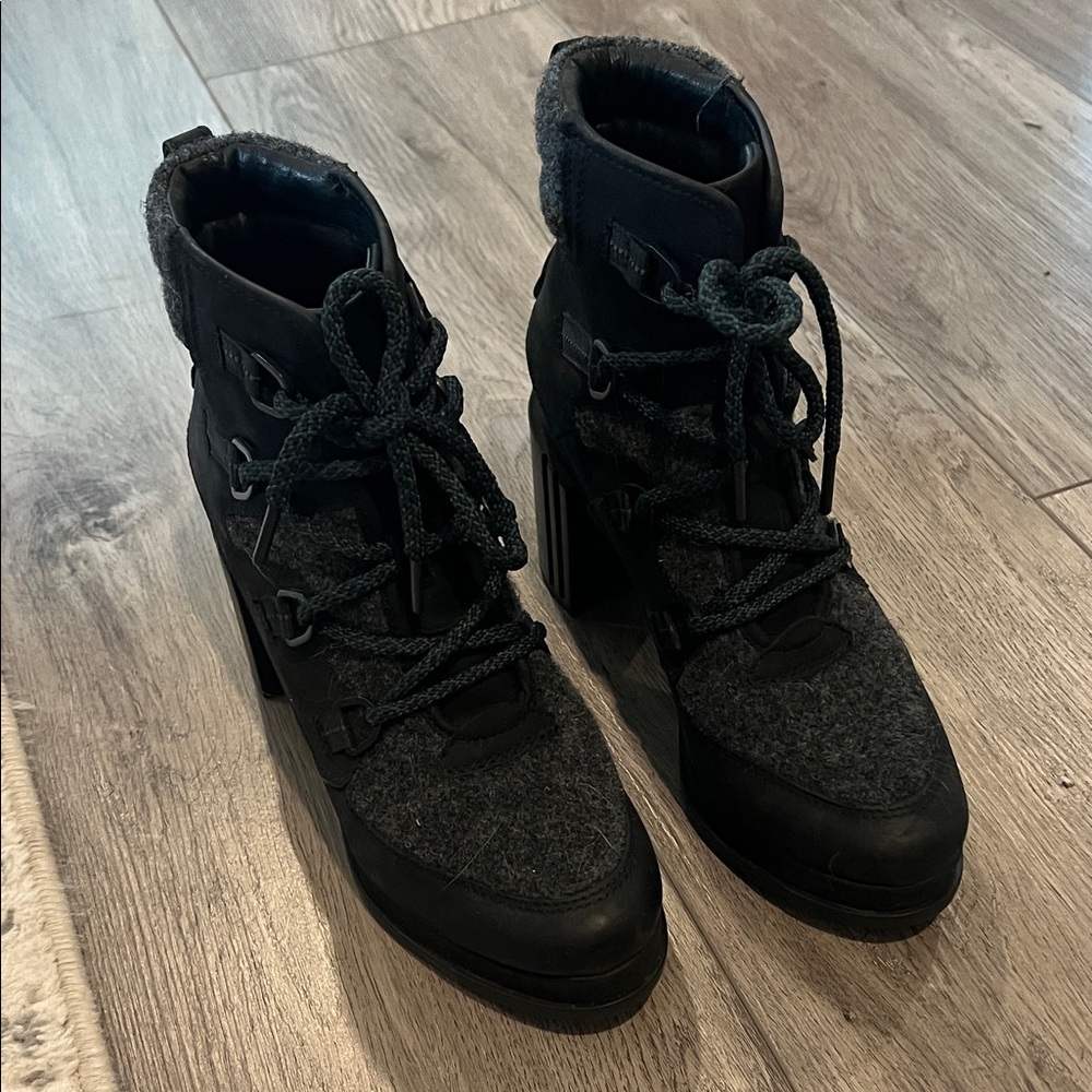Sorel Black Lace Up Boots (Like New!!)
